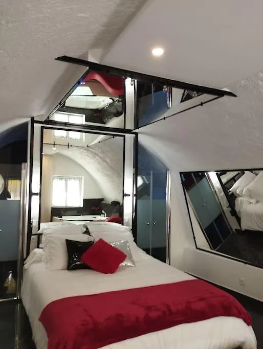 La Suite Miroir, Love Room Bouc-Bel-Air 0*,  France