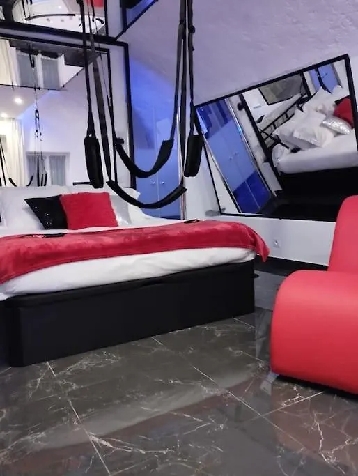 La Suite Miroir, Love Room Bouc-Bel-Air 0*,