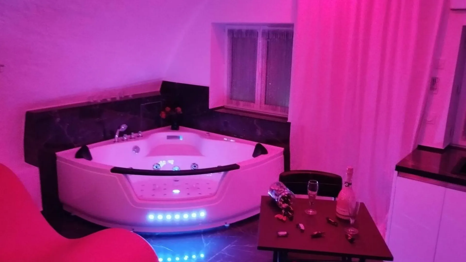 Appartement La Suite Miroir, Love Room Bouc-Bel-Air