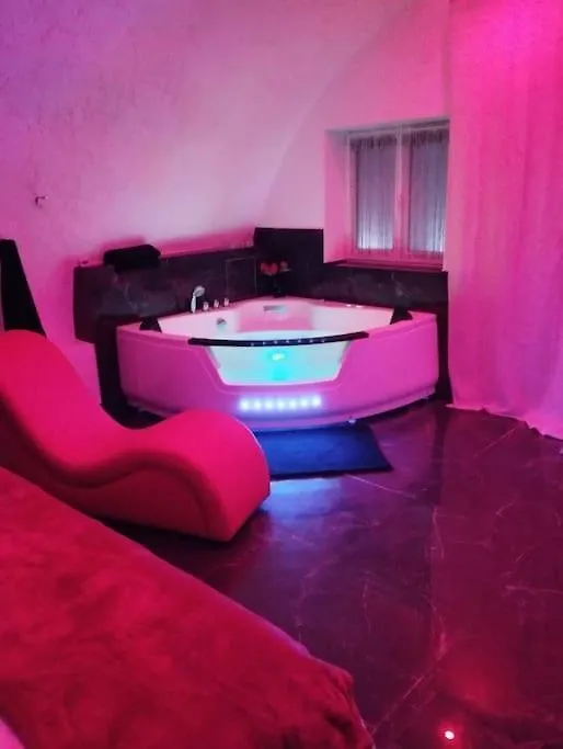 La Suite Miroir, Love Room Bouc-Bel-Air 0*,  France